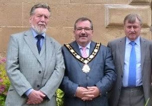 Chris Spurr (left), chairman of the Ulster History Circle, with Mayor John Scott and Alderman Fraser Agnew at the unveiling of the blue plaque. INNT 28-513CON Pics by Maud Hamill