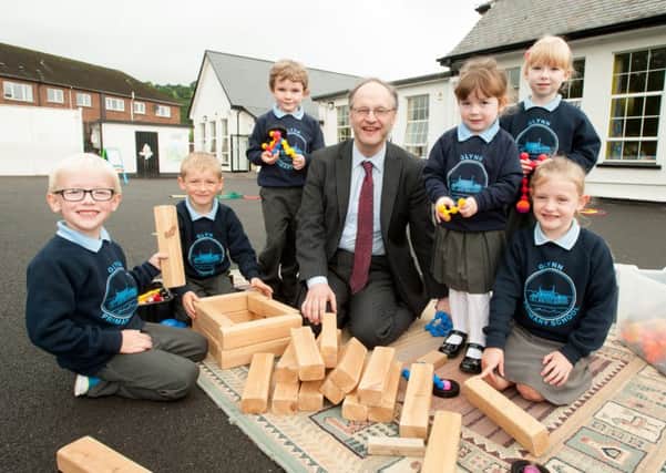 Education Minister Peter Weir visits Glynn Primary School, Larne to meet staff and pupils.  Pictured with Minister are pupils Oliver Niblock, Molly Bell, Ruby Robinson, Harry Strange, Jay Robinson and Leona McKinty.  Photography by Andrew Towe, Parkway Photography.