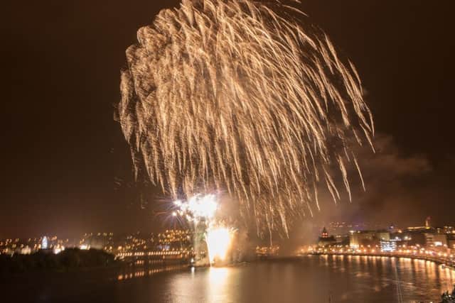 Fireworks explode over the River Foyle during the Halloween Carnival.. Picture Martin McKeown. Inpresspics.com. INLS 45-798-con