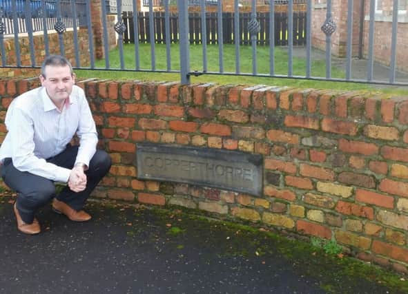 Councillor Martin Reilly at the entrance to the Copperthorpe development in Drumahoe. INLS 46-709-CON