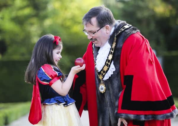 Snow White (Katelyn Ramshaw) dazzles the Mayor, Cllr John Scott with the programme of events at this years Ballyclare Switch On event. INNT 47-825CON