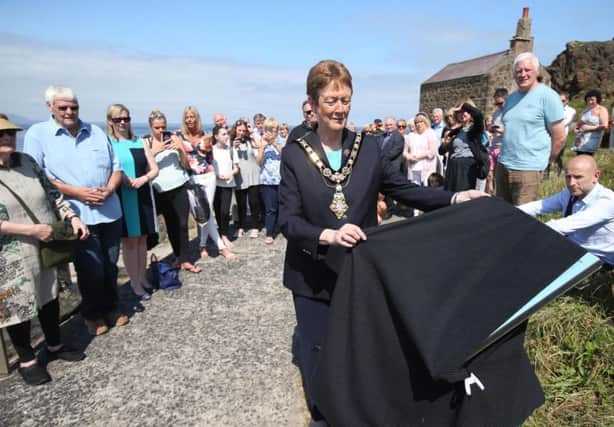 The Mayor of Causeway Coast and Glens Borough Council, Councillor Joan Baird OBE unveils the plaque. INCR 30-706-CON